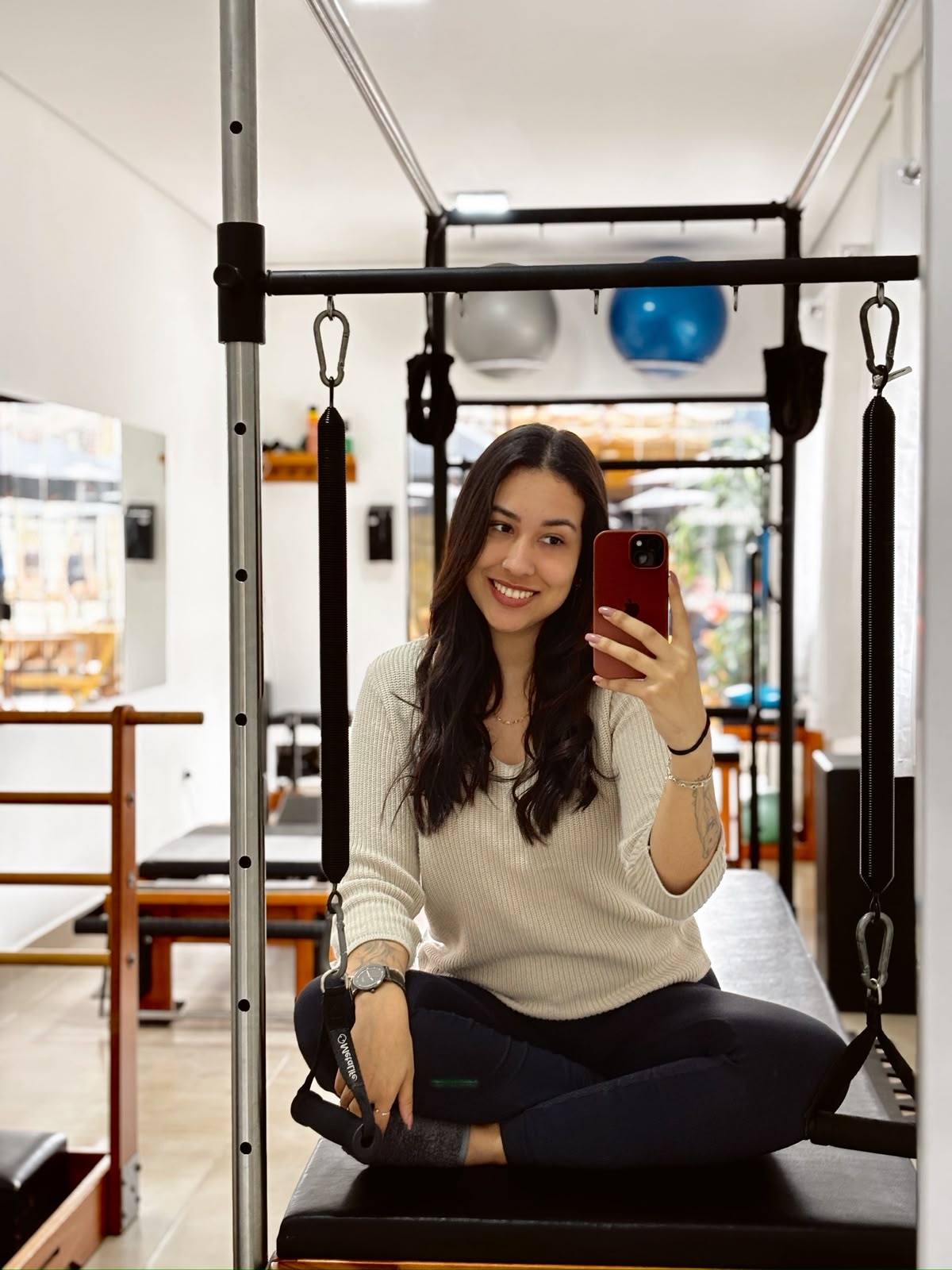 Paulina Torrez sorrindo em um espaço de Pilates